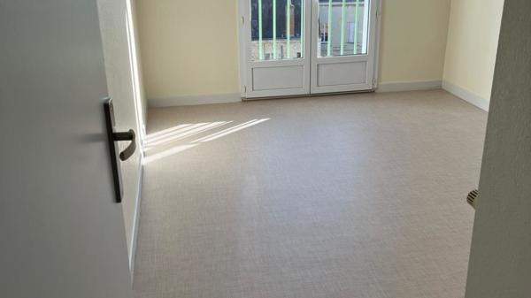 APPARTEMENT F3 DE 69 M² AU 6ème ÉTAGE AVEC TERRASSE AVENUE TREUILLE CHÂTELLERAULT Réf A.84