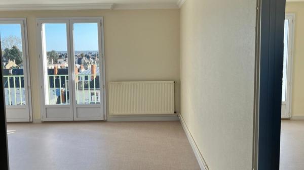 APPARTEMENT F3 DE 69 M² AU 6ème ÉTAGE AVEC TERRASSE AVENUE TREUILLE CHÂTELLERAULT Réf A.84
