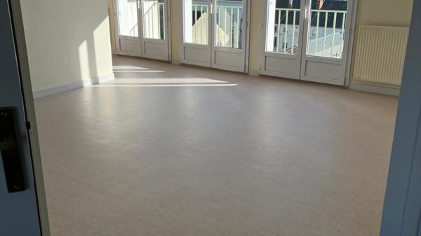 APPARTEMENT F3 DE 69 M² AU 6ème ÉTAGE AVEC TERRASSE AVENUE TREUILLE CHÂTELLERAULT Réf A.84