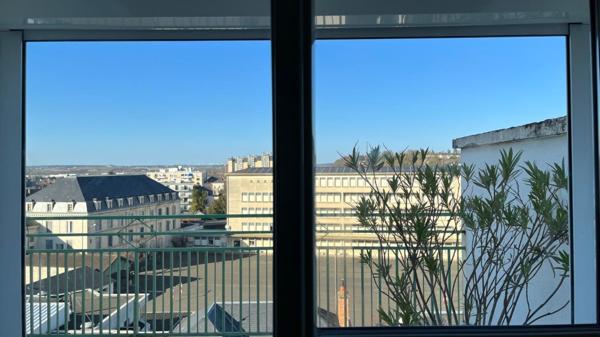 APPARTEMENT F3 DE 69 M² AU 6ème ÉTAGE AVEC TERRASSE AVENUE TREUILLE CHÂTELLERAULT Réf A.84
