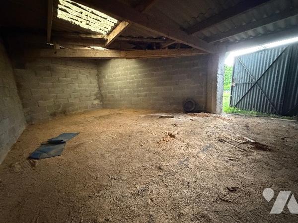 A CARROUGES un grand garage d'environ 25m²