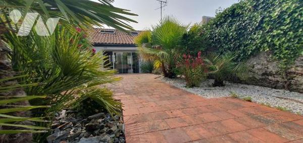 PORNIC CENTRE. Immeubles de bureaux avec vitrines.