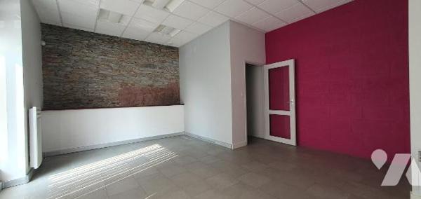 PORNIC CENTRE. Immeubles de bureaux avec vitrines.