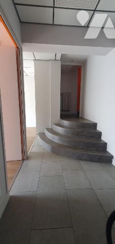 PORNIC CENTRE. Immeubles de bureaux avec vitrines.