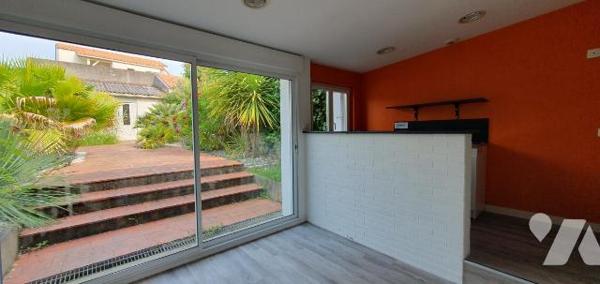 PORNIC CENTRE. Immeubles de bureaux avec vitrines.