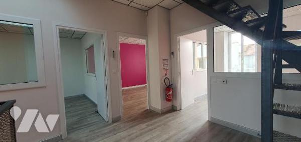 PORNIC CENTRE. Immeubles de bureaux avec vitrines.