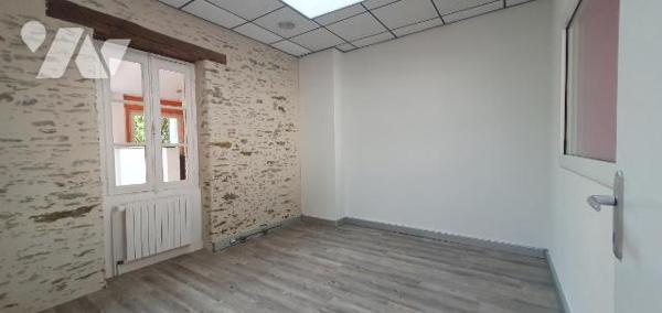 PORNIC CENTRE. Immeubles de bureaux avec vitrines.