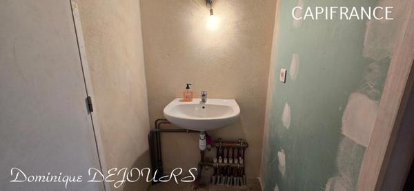 Ardèche, Maisons en pierres, bien athypique à finir de décorer selon vos envies.