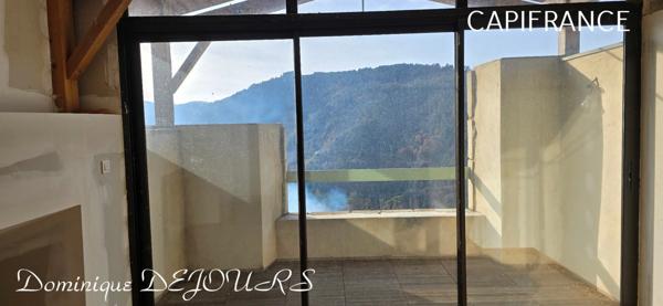 Ardèche, Maisons en pierres, bien athypique à finir de décorer selon vos envies.