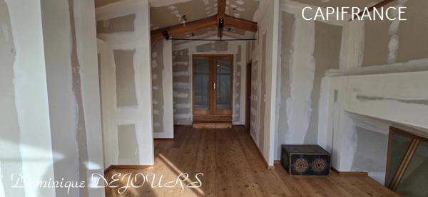 Ardèche, Maisons en pierres, bien athypique à finir de décorer selon vos envies.