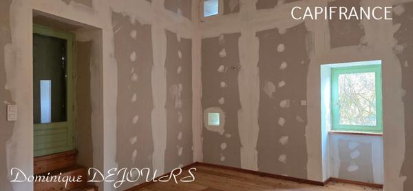 Ardèche, Maisons en pierres, bien athypique à finir de décorer selon vos envies.