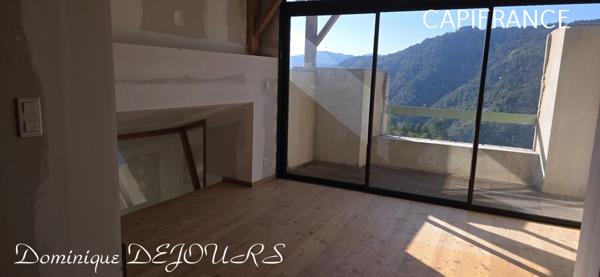 Ardèche, Maisons en pierres, bien athypique à finir de décorer selon vos envies.