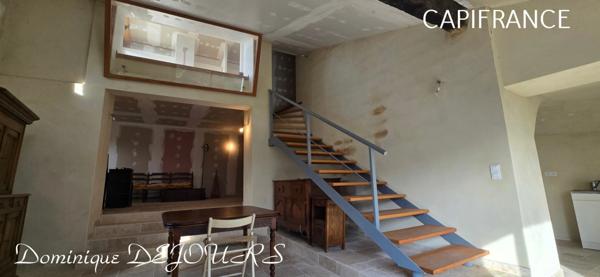 Ardèche, Maisons en pierres, bien athypique à finir de décorer selon vos envies.