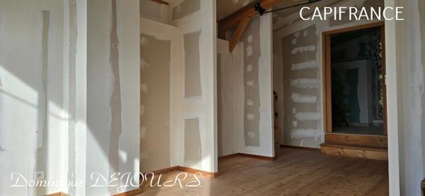 Ardèche, Maisons en pierres, bien athypique à finir de décorer selon vos envies.