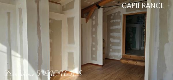 Ardèche, Maisons en pierres, bien athypique à finir de décorer selon vos envies.