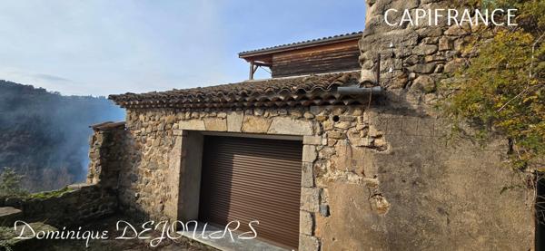 Ardèche, Maisons en pierres, bien athypique à finir de décorer selon vos envies.