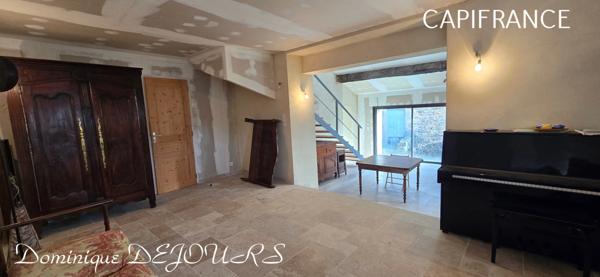 Ardèche, Maisons en pierres, bien athypique à finir de décorer selon vos envies.