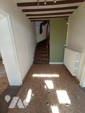 A 5 min de la ville de Condé sur Noireau , une maison ancienne au calme dans un endroit verdoya...