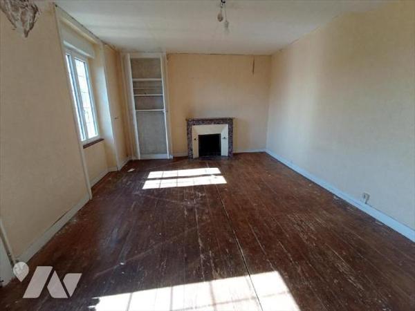 A 5 min de la ville de Condé sur Noireau , une maison ancienne au calme dans un endroit verdoya...