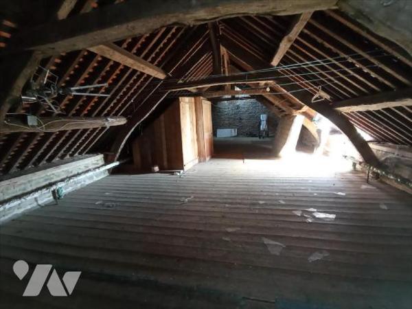 A 5 min de la ville de Condé sur Noireau , une maison ancienne au calme dans un endroit verdoya...