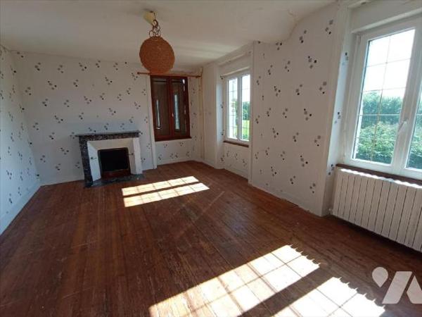 A 5 min de la ville de Condé sur Noireau , une maison ancienne au calme dans un endroit verdoya...