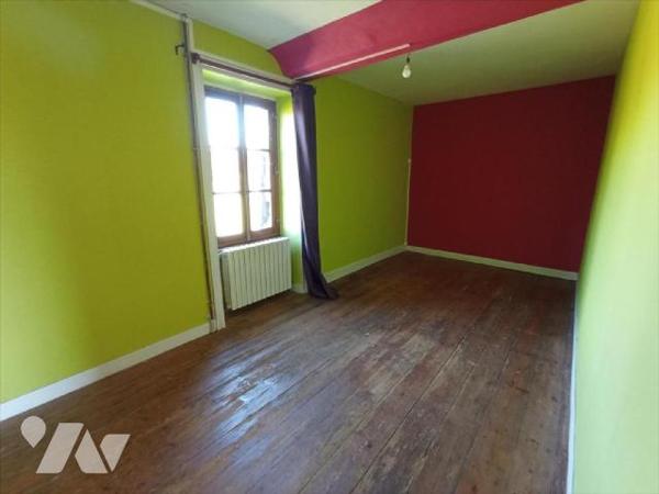 A 5 min de la ville de Condé sur Noireau , une maison ancienne au calme dans un endroit verdoya...