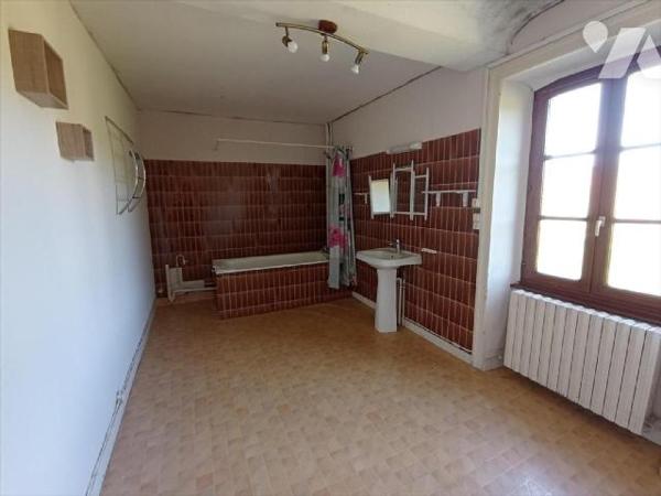 A 5 min de la ville de Condé sur Noireau , une maison ancienne au calme dans un endroit verdoya...