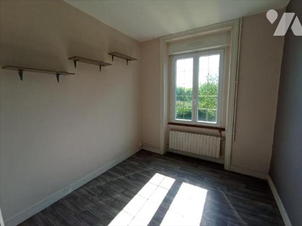 A 5 min de la ville de Condé sur Noireau , une maison ancienne au calme dans un endroit verdoya...