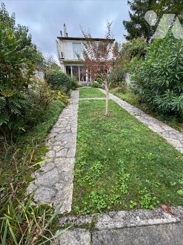 IDEALEMENT PLACEE, HABITATION DE VILLE AVEC JARDIN