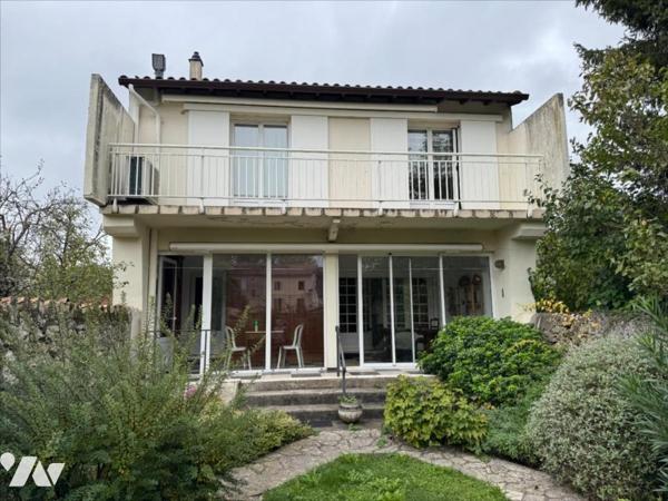 IDEALEMENT PLACEE, HABITATION DE VILLE AVEC JARDIN