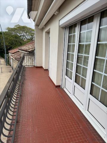 IDEALEMENT PLACEE, HABITATION DE VILLE AVEC JARDIN