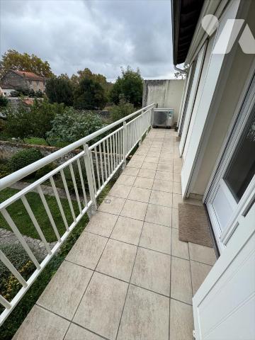 IDEALEMENT PLACEE, HABITATION DE VILLE AVEC JARDIN