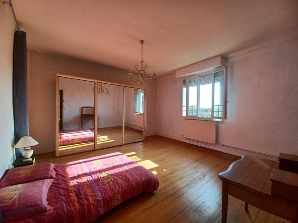 33440 AMBARES ET LAGRAVE  - Maison 7 pièces A VENDRE sur 2700 m² de terrain.