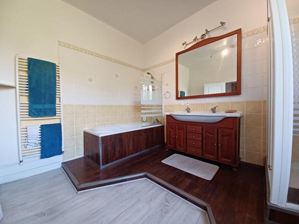 33440 AMBARES ET LAGRAVE  - Maison 7 pièces A VENDRE sur 2700 m² de terrain.