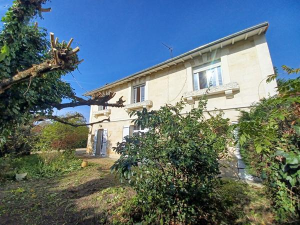 33440 AMBARES ET LAGRAVE  - Maison 7 pièces A VENDRE sur 2700 m² de terrain.