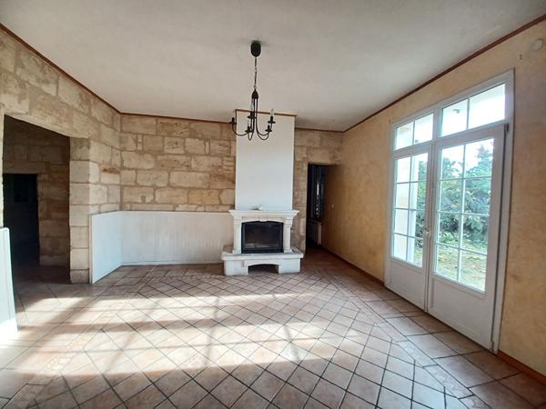 33440 AMBARES ET LAGRAVE  - Maison 7 pièces A VENDRE sur 2700 m² de terrain.