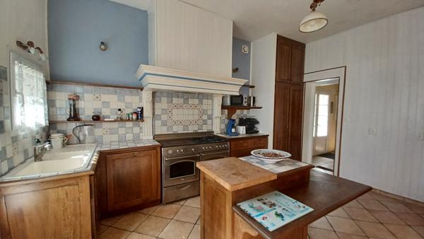 33440 AMBARES ET LAGRAVE  - Maison 7 pièces A VENDRE sur 2700 m² de terrain.