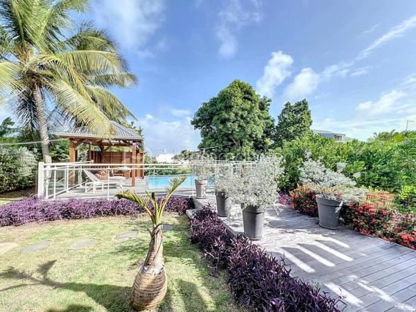 Delphine MIRANDA pour BSK Immobilier 

Un véritable écrin de sérénité à quelques minutes du bourg et des plages de Saint François.
Découvrez ce magnifique appartement T3 de 68 m2 (surface Carrez) offrant 125 m2 de surface totale , situé en rez-de-jardin d'une villa de standing au sein d'une petite copropriété de 4 lots.

Dès l'entrée vous serez séduit par sa décoration élégante et soignée, ses volumes agréables et son atmosphère chaleureuse.
L'appartement se compose d'une entrée, d'une cuisine aménagée et entièrement équipée ouverte sur un lumineux espace de vie, de deux chambres climatisée, dont l'une bénéficie d'un accès direct à la terrasse, ainsi que d'une salle d'eau avec douche et wc.

Les extérieurs sont pensés pour profiter pleinement de la vie antillaise :  le véritable coup de coeur réside dans ses beaux espaces privatifs, parfaitement intégrés à un environnement tropical luxuriant.
Vous profitez d'une terrasse couverte aménagée de 21 m2 prolongée par un deck de 32 m2 sous pergola, offrant une agréable perspective sur le jardin paysager et permettant de rejoindre directement la piscine.
Au coeur de cette végétation généreuse, la propriété dispose d'une piscine au sel de 5 x 5,50 m avec son solarium , accompagné d'une douche extérieure et d'un carbet détente idéal pour créer un espace supplémentaire dédié au repos et aux loisirs.
Le jardin soigneusement paysagé, accueille une belle diversité créant une ambiance intimiste et particulièrement apaisante.

Les prestations qui font la différence : 

- appartement vendu meublé clé en main 
- 68 m2 Carrez 125 m2 de surface totale 
- terrasse couverte de 21 m2
- deck de 32 m2 sous pergola 
- piscine au sel avec solarium et douche extérieure 
- jardin tropical paysager
- une place de stationnement privative 
- citerne tampon pour pallier aux coupures d'eau 
- chauffe-eau solaire 
- petite copropriété de 4 lots 
- DPE G / étiquette énergétique classe A 

Situé dans un secteur résidentiel calme et recherché tout en restant proche du bourg de Saint François, des commerces et des magnifiques plages de la commune, cet appartement constitue une adresse idéale aussi bien pour une résidence principale que pour une résidence secondaire ou un investissement locatif.

Un bien rare alliant confort, élégance et douceur de vivre tropicale, dans un environnement privilégié.
A découvrir sans tarder ! 

Pour plus d'informations, merci de privilégier l'appel ou sms whatsapp , demandez la vidéo ou positionner une visite.