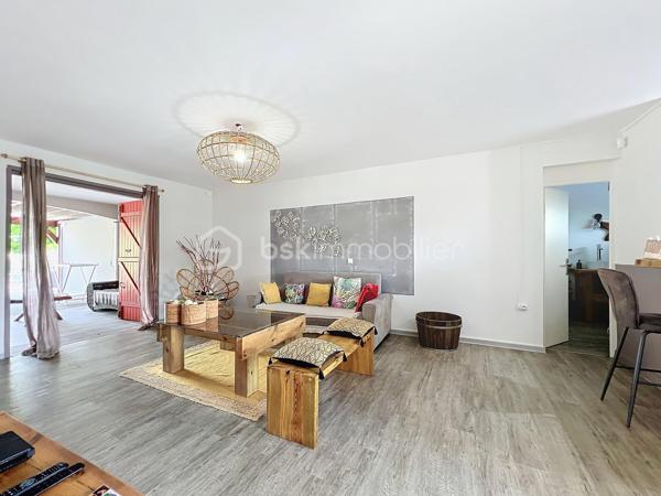 Delphine MIRANDA pour BSK Immobilier 

Un véritable écrin de sérénité à quelques minutes du bourg et des plages de Saint François.
Découvrez ce magnifique appartement T3 de 68 m2 (surface Carrez) offrant 125 m2 de surface totale , situé en rez-de-jardin d'une villa de standing au sein d'une petite copropriété de 4 lots.

Dès l'entrée vous serez séduit par sa décoration élégante et soignée, ses volumes agréables et son atmosphère chaleureuse.
L'appartement se compose d'une entrée, d'une cuisine aménagée et entièrement équipée ouverte sur un lumineux espace de vie, de deux chambres climatisée, dont l'une bénéficie d'un accès direct à la terrasse, ainsi que d'une salle d'eau avec douche et wc.

Les extérieurs sont pensés pour profiter pleinement de la vie antillaise :  le véritable coup de coeur réside dans ses beaux espaces privatifs, parfaitement intégrés à un environnement tropical luxuriant.
Vous profitez d'une terrasse couverte aménagée de 21 m2 prolongée par un deck de 32 m2 sous pergola, offrant une agréable perspective sur le jardin paysager et permettant de rejoindre directement la piscine.
Au coeur de cette végétation généreuse, la propriété dispose d'une piscine au sel de 5 x 5,50 m avec son solarium , accompagné d'une douche extérieure et d'un carbet détente idéal pour créer un espace supplémentaire dédié au repos et aux loisirs.
Le jardin soigneusement paysagé, accueille une belle diversité créant une ambiance intimiste et particulièrement apaisante.

Les prestations qui font la différence : 

- appartement vendu meublé clé en main 
- 68 m2 Carrez 125 m2 de surface totale 
- terrasse couverte de 21 m2
- deck de 32 m2 sous pergola 
- piscine au sel avec solarium et douche extérieure 
- jardin tropical paysager
- une place de stationnement privative 
- citerne tampon pour pallier aux coupures d'eau 
- chauffe-eau solaire 
- petite copropriété de 4 lots 
- DPE G / étiquette énergétique classe A 

Situé dans un secteur résidentiel calme et recherché tout en restant proche du bourg de Saint François, des commerces et des magnifiques plages de la commune, cet appartement constitue une adresse idéale aussi bien pour une résidence principale que pour une résidence secondaire ou un investissement locatif.

Un bien rare alliant confort, élégance et douceur de vivre tropicale, dans un environnement privilégié.
A découvrir sans tarder ! 

Pour plus d'informations, merci de privilégier l'appel ou sms whatsapp , demandez la vidéo ou positionner une visite.