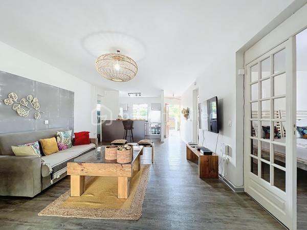 Delphine MIRANDA pour BSK Immobilier 

Un véritable écrin de sérénité à quelques minutes du bourg et des plages de Saint François.
Découvrez ce magnifique appartement T3 de 68 m2 (surface Carrez) offrant 125 m2 de surface totale , situé en rez-de-jardin d'une villa de standing au sein d'une petite copropriété de 4 lots.

Dès l'entrée vous serez séduit par sa décoration élégante et soignée, ses volumes agréables et son atmosphère chaleureuse.
L'appartement se compose d'une entrée, d'une cuisine aménagée et entièrement équipée ouverte sur un lumineux espace de vie, de deux chambres climatisée, dont l'une bénéficie d'un accès direct à la terrasse, ainsi que d'une salle d'eau avec douche et wc.

Les extérieurs sont pensés pour profiter pleinement de la vie antillaise :  le véritable coup de coeur réside dans ses beaux espaces privatifs, parfaitement intégrés à un environnement tropical luxuriant.
Vous profitez d'une terrasse couverte aménagée de 21 m2 prolongée par un deck de 32 m2 sous pergola, offrant une agréable perspective sur le jardin paysager et permettant de rejoindre directement la piscine.
Au coeur de cette végétation généreuse, la propriété dispose d'une piscine au sel de 5 x 5,50 m avec son solarium , accompagné d'une douche extérieure et d'un carbet détente idéal pour créer un espace supplémentaire dédié au repos et aux loisirs.
Le jardin soigneusement paysagé, accueille une belle diversité créant une ambiance intimiste et particulièrement apaisante.

Les prestations qui font la différence : 

- appartement vendu meublé clé en main 
- 68 m2 Carrez 125 m2 de surface totale 
- terrasse couverte de 21 m2
- deck de 32 m2 sous pergola 
- piscine au sel avec solarium et douche extérieure 
- jardin tropical paysager
- une place de stationnement privative 
- citerne tampon pour pallier aux coupures d'eau 
- chauffe-eau solaire 
- petite copropriété de 4 lots 
- DPE G / étiquette énergétique classe A 

Situé dans un secteur résidentiel calme et recherché tout en restant proche du bourg de Saint François, des commerces et des magnifiques plages de la commune, cet appartement constitue une adresse idéale aussi bien pour une résidence principale que pour une résidence secondaire ou un investissement locatif.

Un bien rare alliant confort, élégance et douceur de vivre tropicale, dans un environnement privilégié.
A découvrir sans tarder ! 

Pour plus d'informations, merci de privilégier l'appel ou sms whatsapp , demandez la vidéo ou positionner une visite.