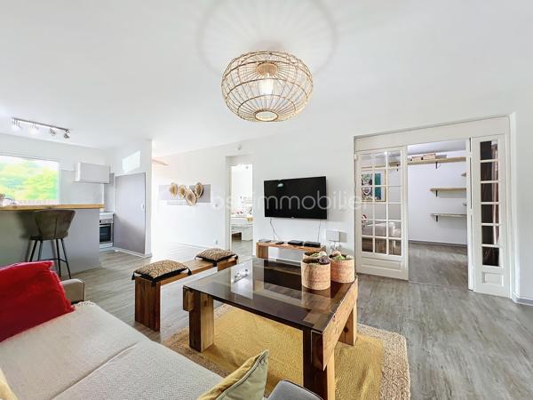 Delphine MIRANDA pour BSK Immobilier 

Un véritable écrin de sérénité à quelques minutes du bourg et des plages de Saint François.
Découvrez ce magnifique appartement T3 de 68 m2 (surface Carrez) offrant 125 m2 de surface totale , situé en rez-de-jardin d'une villa de standing au sein d'une petite copropriété de 4 lots.

Dès l'entrée vous serez séduit par sa décoration élégante et soignée, ses volumes agréables et son atmosphère chaleureuse.
L'appartement se compose d'une entrée, d'une cuisine aménagée et entièrement équipée ouverte sur un lumineux espace de vie, de deux chambres climatisée, dont l'une bénéficie d'un accès direct à la terrasse, ainsi que d'une salle d'eau avec douche et wc.

Les extérieurs sont pensés pour profiter pleinement de la vie antillaise :  le véritable coup de coeur réside dans ses beaux espaces privatifs, parfaitement intégrés à un environnement tropical luxuriant.
Vous profitez d'une terrasse couverte aménagée de 21 m2 prolongée par un deck de 32 m2 sous pergola, offrant une agréable perspective sur le jardin paysager et permettant de rejoindre directement la piscine.
Au coeur de cette végétation généreuse, la propriété dispose d'une piscine au sel de 5 x 5,50 m avec son solarium , accompagné d'une douche extérieure et d'un carbet détente idéal pour créer un espace supplémentaire dédié au repos et aux loisirs.
Le jardin soigneusement paysagé, accueille une belle diversité créant une ambiance intimiste et particulièrement apaisante.

Les prestations qui font la différence : 

- appartement vendu meublé clé en main 
- 68 m2 Carrez 125 m2 de surface totale 
- terrasse couverte de 21 m2
- deck de 32 m2 sous pergola 
- piscine au sel avec solarium et douche extérieure 
- jardin tropical paysager
- une place de stationnement privative 
- citerne tampon pour pallier aux coupures d'eau 
- chauffe-eau solaire 
- petite copropriété de 4 lots 
- DPE G / étiquette énergétique classe A 

Situé dans un secteur résidentiel calme et recherché tout en restant proche du bourg de Saint François, des commerces et des magnifiques plages de la commune, cet appartement constitue une adresse idéale aussi bien pour une résidence principale que pour une résidence secondaire ou un investissement locatif.

Un bien rare alliant confort, élégance et douceur de vivre tropicale, dans un environnement privilégié.
A découvrir sans tarder ! 

Pour plus d'informations, merci de privilégier l'appel ou sms whatsapp , demandez la vidéo ou positionner une visite.