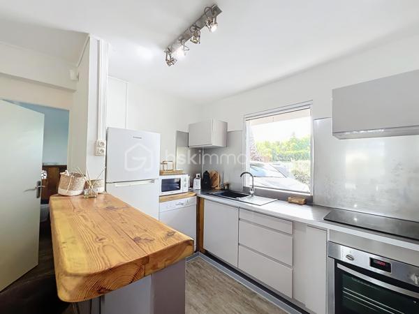 Delphine MIRANDA pour BSK Immobilier 

Un véritable écrin de sérénité à quelques minutes du bourg et des plages de Saint François.
Découvrez ce magnifique appartement T3 de 68 m2 (surface Carrez) offrant 125 m2 de surface totale , situé en rez-de-jardin d'une villa de standing au sein d'une petite copropriété de 4 lots.

Dès l'entrée vous serez séduit par sa décoration élégante et soignée, ses volumes agréables et son atmosphère chaleureuse.
L'appartement se compose d'une entrée, d'une cuisine aménagée et entièrement équipée ouverte sur un lumineux espace de vie, de deux chambres climatisée, dont l'une bénéficie d'un accès direct à la terrasse, ainsi que d'une salle d'eau avec douche et wc.

Les extérieurs sont pensés pour profiter pleinement de la vie antillaise :  le véritable coup de coeur réside dans ses beaux espaces privatifs, parfaitement intégrés à un environnement tropical luxuriant.
Vous profitez d'une terrasse couverte aménagée de 21 m2 prolongée par un deck de 32 m2 sous pergola, offrant une agréable perspective sur le jardin paysager et permettant de rejoindre directement la piscine.
Au coeur de cette végétation généreuse, la propriété dispose d'une piscine au sel de 5 x 5,50 m avec son solarium , accompagné d'une douche extérieure et d'un carbet détente idéal pour créer un espace supplémentaire dédié au repos et aux loisirs.
Le jardin soigneusement paysagé, accueille une belle diversité créant une ambiance intimiste et particulièrement apaisante.

Les prestations qui font la différence : 

- appartement vendu meublé clé en main 
- 68 m2 Carrez 125 m2 de surface totale 
- terrasse couverte de 21 m2
- deck de 32 m2 sous pergola 
- piscine au sel avec solarium et douche extérieure 
- jardin tropical paysager
- une place de stationnement privative 
- citerne tampon pour pallier aux coupures d'eau 
- chauffe-eau solaire 
- petite copropriété de 4 lots 
- DPE G / étiquette énergétique classe A 

Situé dans un secteur résidentiel calme et recherché tout en restant proche du bourg de Saint François, des commerces et des magnifiques plages de la commune, cet appartement constitue une adresse idéale aussi bien pour une résidence principale que pour une résidence secondaire ou un investissement locatif.

Un bien rare alliant confort, élégance et douceur de vivre tropicale, dans un environnement privilégié.
A découvrir sans tarder ! 

Pour plus d'informations, merci de privilégier l'appel ou sms whatsapp , demandez la vidéo ou positionner une visite.