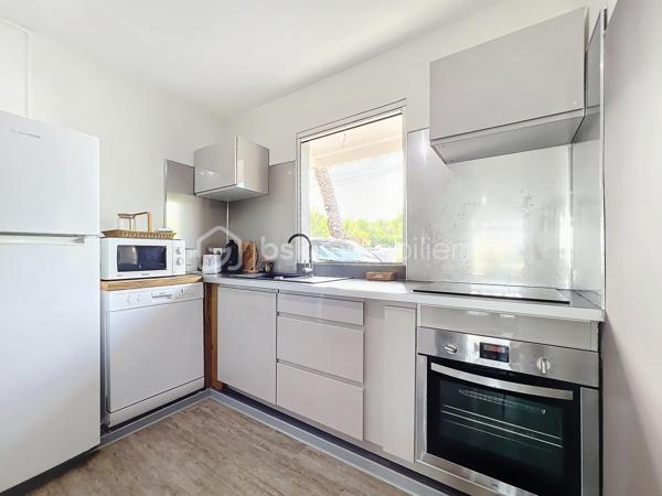 Delphine MIRANDA pour BSK Immobilier 

Un véritable écrin de sérénité à quelques minutes du bourg et des plages de Saint François.
Découvrez ce magnifique appartement T3 de 68 m2 (surface Carrez) offrant 125 m2 de surface totale , situé en rez-de-jardin d'une villa de standing au sein d'une petite copropriété de 4 lots.

Dès l'entrée vous serez séduit par sa décoration élégante et soignée, ses volumes agréables et son atmosphère chaleureuse.
L'appartement se compose d'une entrée, d'une cuisine aménagée et entièrement équipée ouverte sur un lumineux espace de vie, de deux chambres climatisée, dont l'une bénéficie d'un accès direct à la terrasse, ainsi que d'une salle d'eau avec douche et wc.

Les extérieurs sont pensés pour profiter pleinement de la vie antillaise :  le véritable coup de coeur réside dans ses beaux espaces privatifs, parfaitement intégrés à un environnement tropical luxuriant.
Vous profitez d'une terrasse couverte aménagée de 21 m2 prolongée par un deck de 32 m2 sous pergola, offrant une agréable perspective sur le jardin paysager et permettant de rejoindre directement la piscine.
Au coeur de cette végétation généreuse, la propriété dispose d'une piscine au sel de 5 x 5,50 m avec son solarium , accompagné d'une douche extérieure et d'un carbet détente idéal pour créer un espace supplémentaire dédié au repos et aux loisirs.
Le jardin soigneusement paysagé, accueille une belle diversité créant une ambiance intimiste et particulièrement apaisante.

Les prestations qui font la différence : 

- appartement vendu meublé clé en main 
- 68 m2 Carrez 125 m2 de surface totale 
- terrasse couverte de 21 m2
- deck de 32 m2 sous pergola 
- piscine au sel avec solarium et douche extérieure 
- jardin tropical paysager
- une place de stationnement privative 
- citerne tampon pour pallier aux coupures d'eau 
- chauffe-eau solaire 
- petite copropriété de 4 lots 
- DPE G / étiquette énergétique classe A 

Situé dans un secteur résidentiel calme et recherché tout en restant proche du bourg de Saint François, des commerces et des magnifiques plages de la commune, cet appartement constitue une adresse idéale aussi bien pour une résidence principale que pour une résidence secondaire ou un investissement locatif.

Un bien rare alliant confort, élégance et douceur de vivre tropicale, dans un environnement privilégié.
A découvrir sans tarder ! 

Pour plus d'informations, merci de privilégier l'appel ou sms whatsapp , demandez la vidéo ou positionner une visite.