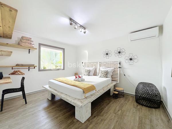 Delphine MIRANDA pour BSK Immobilier 

Un véritable écrin de sérénité à quelques minutes du bourg et des plages de Saint François.
Découvrez ce magnifique appartement T3 de 68 m2 (surface Carrez) offrant 125 m2 de surface totale , situé en rez-de-jardin d'une villa de standing au sein d'une petite copropriété de 4 lots.

Dès l'entrée vous serez séduit par sa décoration élégante et soignée, ses volumes agréables et son atmosphère chaleureuse.
L'appartement se compose d'une entrée, d'une cuisine aménagée et entièrement équipée ouverte sur un lumineux espace de vie, de deux chambres climatisée, dont l'une bénéficie d'un accès direct à la terrasse, ainsi que d'une salle d'eau avec douche et wc.

Les extérieurs sont pensés pour profiter pleinement de la vie antillaise :  le véritable coup de coeur réside dans ses beaux espaces privatifs, parfaitement intégrés à un environnement tropical luxuriant.
Vous profitez d'une terrasse couverte aménagée de 21 m2 prolongée par un deck de 32 m2 sous pergola, offrant une agréable perspective sur le jardin paysager et permettant de rejoindre directement la piscine.
Au coeur de cette végétation généreuse, la propriété dispose d'une piscine au sel de 5 x 5,50 m avec son solarium , accompagné d'une douche extérieure et d'un carbet détente idéal pour créer un espace supplémentaire dédié au repos et aux loisirs.
Le jardin soigneusement paysagé, accueille une belle diversité créant une ambiance intimiste et particulièrement apaisante.

Les prestations qui font la différence : 

- appartement vendu meublé clé en main 
- 68 m2 Carrez 125 m2 de surface totale 
- terrasse couverte de 21 m2
- deck de 32 m2 sous pergola 
- piscine au sel avec solarium et douche extérieure 
- jardin tropical paysager
- une place de stationnement privative 
- citerne tampon pour pallier aux coupures d'eau 
- chauffe-eau solaire 
- petite copropriété de 4 lots 
- DPE G / étiquette énergétique classe A 

Situé dans un secteur résidentiel calme et recherché tout en restant proche du bourg de Saint François, des commerces et des magnifiques plages de la commune, cet appartement constitue une adresse idéale aussi bien pour une résidence principale que pour une résidence secondaire ou un investissement locatif.

Un bien rare alliant confort, élégance et douceur de vivre tropicale, dans un environnement privilégié.
A découvrir sans tarder ! 

Pour plus d'informations, merci de privilégier l'appel ou sms whatsapp , demandez la vidéo ou positionner une visite.