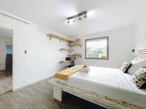 Delphine MIRANDA pour BSK Immobilier 

Un véritable écrin de sérénité à quelques minutes du bourg et des plages de Saint François.
Découvrez ce magnifique appartement T3 de 68 m2 (surface Carrez) offrant 125 m2 de surface totale , situé en rez-de-jardin d'une villa de standing au sein d'une petite copropriété de 4 lots.

Dès l'entrée vous serez séduit par sa décoration élégante et soignée, ses volumes agréables et son atmosphère chaleureuse.
L'appartement se compose d'une entrée, d'une cuisine aménagée et entièrement équipée ouverte sur un lumineux espace de vie, de deux chambres climatisée, dont l'une bénéficie d'un accès direct à la terrasse, ainsi que d'une salle d'eau avec douche et wc.

Les extérieurs sont pensés pour profiter pleinement de la vie antillaise :  le véritable coup de coeur réside dans ses beaux espaces privatifs, parfaitement intégrés à un environnement tropical luxuriant.
Vous profitez d'une terrasse couverte aménagée de 21 m2 prolongée par un deck de 32 m2 sous pergola, offrant une agréable perspective sur le jardin paysager et permettant de rejoindre directement la piscine.
Au coeur de cette végétation généreuse, la propriété dispose d'une piscine au sel de 5 x 5,50 m avec son solarium , accompagné d'une douche extérieure et d'un carbet détente idéal pour créer un espace supplémentaire dédié au repos et aux loisirs.
Le jardin soigneusement paysagé, accueille une belle diversité créant une ambiance intimiste et particulièrement apaisante.

Les prestations qui font la différence : 

- appartement vendu meublé clé en main 
- 68 m2 Carrez 125 m2 de surface totale 
- terrasse couverte de 21 m2
- deck de 32 m2 sous pergola 
- piscine au sel avec solarium et douche extérieure 
- jardin tropical paysager
- une place de stationnement privative 
- citerne tampon pour pallier aux coupures d'eau 
- chauffe-eau solaire 
- petite copropriété de 4 lots 
- DPE G / étiquette énergétique classe A 

Situé dans un secteur résidentiel calme et recherché tout en restant proche du bourg de Saint François, des commerces et des magnifiques plages de la commune, cet appartement constitue une adresse idéale aussi bien pour une résidence principale que pour une résidence secondaire ou un investissement locatif.

Un bien rare alliant confort, élégance et douceur de vivre tropicale, dans un environnement privilégié.
A découvrir sans tarder ! 

Pour plus d'informations, merci de privilégier l'appel ou sms whatsapp , demandez la vidéo ou positionner une visite.