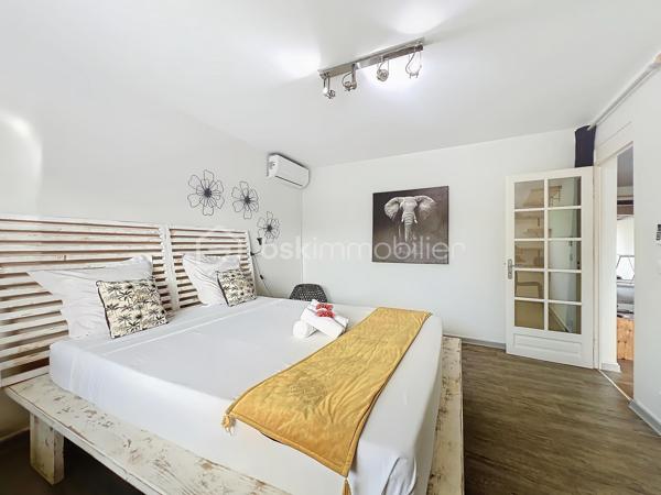Delphine MIRANDA pour BSK Immobilier 

Un véritable écrin de sérénité à quelques minutes du bourg et des plages de Saint François.
Découvrez ce magnifique appartement T3 de 68 m2 (surface Carrez) offrant 125 m2 de surface totale , situé en rez-de-jardin d'une villa de standing au sein d'une petite copropriété de 4 lots.

Dès l'entrée vous serez séduit par sa décoration élégante et soignée, ses volumes agréables et son atmosphère chaleureuse.
L'appartement se compose d'une entrée, d'une cuisine aménagée et entièrement équipée ouverte sur un lumineux espace de vie, de deux chambres climatisée, dont l'une bénéficie d'un accès direct à la terrasse, ainsi que d'une salle d'eau avec douche et wc.

Les extérieurs sont pensés pour profiter pleinement de la vie antillaise :  le véritable coup de coeur réside dans ses beaux espaces privatifs, parfaitement intégrés à un environnement tropical luxuriant.
Vous profitez d'une terrasse couverte aménagée de 21 m2 prolongée par un deck de 32 m2 sous pergola, offrant une agréable perspective sur le jardin paysager et permettant de rejoindre directement la piscine.
Au coeur de cette végétation généreuse, la propriété dispose d'une piscine au sel de 5 x 5,50 m avec son solarium , accompagné d'une douche extérieure et d'un carbet détente idéal pour créer un espace supplémentaire dédié au repos et aux loisirs.
Le jardin soigneusement paysagé, accueille une belle diversité créant une ambiance intimiste et particulièrement apaisante.

Les prestations qui font la différence : 

- appartement vendu meublé clé en main 
- 68 m2 Carrez 125 m2 de surface totale 
- terrasse couverte de 21 m2
- deck de 32 m2 sous pergola 
- piscine au sel avec solarium et douche extérieure 
- jardin tropical paysager
- une place de stationnement privative 
- citerne tampon pour pallier aux coupures d'eau 
- chauffe-eau solaire 
- petite copropriété de 4 lots 
- DPE G / étiquette énergétique classe A 

Situé dans un secteur résidentiel calme et recherché tout en restant proche du bourg de Saint François, des commerces et des magnifiques plages de la commune, cet appartement constitue une adresse idéale aussi bien pour une résidence principale que pour une résidence secondaire ou un investissement locatif.

Un bien rare alliant confort, élégance et douceur de vivre tropicale, dans un environnement privilégié.
A découvrir sans tarder ! 

Pour plus d'informations, merci de privilégier l'appel ou sms whatsapp , demandez la vidéo ou positionner une visite.