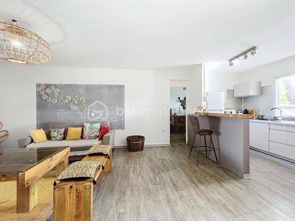 Delphine MIRANDA pour BSK Immobilier 

Un véritable écrin de sérénité à quelques minutes du bourg et des plages de Saint François.
Découvrez ce magnifique appartement T3 de 68 m2 (surface Carrez) offrant 125 m2 de surface totale , situé en rez-de-jardin d'une villa de standing au sein d'une petite copropriété de 4 lots.

Dès l'entrée vous serez séduit par sa décoration élégante et soignée, ses volumes agréables et son atmosphère chaleureuse.
L'appartement se compose d'une entrée, d'une cuisine aménagée et entièrement équipée ouverte sur un lumineux espace de vie, de deux chambres climatisée, dont l'une bénéficie d'un accès direct à la terrasse, ainsi que d'une salle d'eau avec douche et wc.

Les extérieurs sont pensés pour profiter pleinement de la vie antillaise :  le véritable coup de coeur réside dans ses beaux espaces privatifs, parfaitement intégrés à un environnement tropical luxuriant.
Vous profitez d'une terrasse couverte aménagée de 21 m2 prolongée par un deck de 32 m2 sous pergola, offrant une agréable perspective sur le jardin paysager et permettant de rejoindre directement la piscine.
Au coeur de cette végétation généreuse, la propriété dispose d'une piscine au sel de 5 x 5,50 m avec son solarium , accompagné d'une douche extérieure et d'un carbet détente idéal pour créer un espace supplémentaire dédié au repos et aux loisirs.
Le jardin soigneusement paysagé, accueille une belle diversité créant une ambiance intimiste et particulièrement apaisante.

Les prestations qui font la différence : 

- appartement vendu meublé clé en main 
- 68 m2 Carrez 125 m2 de surface totale 
- terrasse couverte de 21 m2
- deck de 32 m2 sous pergola 
- piscine au sel avec solarium et douche extérieure 
- jardin tropical paysager
- une place de stationnement privative 
- citerne tampon pour pallier aux coupures d'eau 
- chauffe-eau solaire 
- petite copropriété de 4 lots 
- DPE G / étiquette énergétique classe A 

Situé dans un secteur résidentiel calme et recherché tout en restant proche du bourg de Saint François, des commerces et des magnifiques plages de la commune, cet appartement constitue une adresse idéale aussi bien pour une résidence principale que pour une résidence secondaire ou un investissement locatif.

Un bien rare alliant confort, élégance et douceur de vivre tropicale, dans un environnement privilégié.
A découvrir sans tarder ! 

Pour plus d'informations, merci de privilégier l'appel ou sms whatsapp , demandez la vidéo ou positionner une visite.