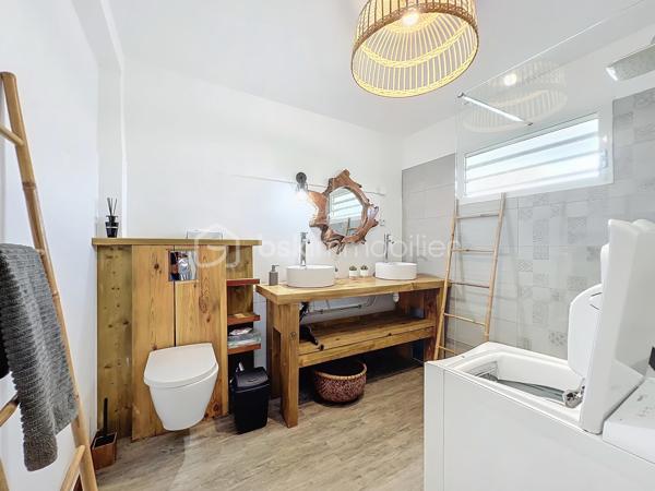 Delphine MIRANDA pour BSK Immobilier 

Un véritable écrin de sérénité à quelques minutes du bourg et des plages de Saint François.
Découvrez ce magnifique appartement T3 de 68 m2 (surface Carrez) offrant 125 m2 de surface totale , situé en rez-de-jardin d'une villa de standing au sein d'une petite copropriété de 4 lots.

Dès l'entrée vous serez séduit par sa décoration élégante et soignée, ses volumes agréables et son atmosphère chaleureuse.
L'appartement se compose d'une entrée, d'une cuisine aménagée et entièrement équipée ouverte sur un lumineux espace de vie, de deux chambres climatisée, dont l'une bénéficie d'un accès direct à la terrasse, ainsi que d'une salle d'eau avec douche et wc.

Les extérieurs sont pensés pour profiter pleinement de la vie antillaise :  le véritable coup de coeur réside dans ses beaux espaces privatifs, parfaitement intégrés à un environnement tropical luxuriant.
Vous profitez d'une terrasse couverte aménagée de 21 m2 prolongée par un deck de 32 m2 sous pergola, offrant une agréable perspective sur le jardin paysager et permettant de rejoindre directement la piscine.
Au coeur de cette végétation généreuse, la propriété dispose d'une piscine au sel de 5 x 5,50 m avec son solarium , accompagné d'une douche extérieure et d'un carbet détente idéal pour créer un espace supplémentaire dédié au repos et aux loisirs.
Le jardin soigneusement paysagé, accueille une belle diversité créant une ambiance intimiste et particulièrement apaisante.

Les prestations qui font la différence : 

- appartement vendu meublé clé en main 
- 68 m2 Carrez 125 m2 de surface totale 
- terrasse couverte de 21 m2
- deck de 32 m2 sous pergola 
- piscine au sel avec solarium et douche extérieure 
- jardin tropical paysager
- une place de stationnement privative 
- citerne tampon pour pallier aux coupures d'eau 
- chauffe-eau solaire 
- petite copropriété de 4 lots 
- DPE G / étiquette énergétique classe A 

Situé dans un secteur résidentiel calme et recherché tout en restant proche du bourg de Saint François, des commerces et des magnifiques plages de la commune, cet appartement constitue une adresse idéale aussi bien pour une résidence principale que pour une résidence secondaire ou un investissement locatif.

Un bien rare alliant confort, élégance et douceur de vivre tropicale, dans un environnement privilégié.
A découvrir sans tarder ! 

Pour plus d'informations, merci de privilégier l'appel ou sms whatsapp , demandez la vidéo ou positionner une visite.