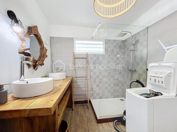 Delphine MIRANDA pour BSK Immobilier 

Un véritable écrin de sérénité à quelques minutes du bourg et des plages de Saint François.
Découvrez ce magnifique appartement T3 de 68 m2 (surface Carrez) offrant 125 m2 de surface totale , situé en rez-de-jardin d'une villa de standing au sein d'une petite copropriété de 4 lots.

Dès l'entrée vous serez séduit par sa décoration élégante et soignée, ses volumes agréables et son atmosphère chaleureuse.
L'appartement se compose d'une entrée, d'une cuisine aménagée et entièrement équipée ouverte sur un lumineux espace de vie, de deux chambres climatisée, dont l'une bénéficie d'un accès direct à la terrasse, ainsi que d'une salle d'eau avec douche et wc.

Les extérieurs sont pensés pour profiter pleinement de la vie antillaise :  le véritable coup de coeur réside dans ses beaux espaces privatifs, parfaitement intégrés à un environnement tropical luxuriant.
Vous profitez d'une terrasse couverte aménagée de 21 m2 prolongée par un deck de 32 m2 sous pergola, offrant une agréable perspective sur le jardin paysager et permettant de rejoindre directement la piscine.
Au coeur de cette végétation généreuse, la propriété dispose d'une piscine au sel de 5 x 5,50 m avec son solarium , accompagné d'une douche extérieure et d'un carbet détente idéal pour créer un espace supplémentaire dédié au repos et aux loisirs.
Le jardin soigneusement paysagé, accueille une belle diversité créant une ambiance intimiste et particulièrement apaisante.

Les prestations qui font la différence : 

- appartement vendu meublé clé en main 
- 68 m2 Carrez 125 m2 de surface totale 
- terrasse couverte de 21 m2
- deck de 32 m2 sous pergola 
- piscine au sel avec solarium et douche extérieure 
- jardin tropical paysager
- une place de stationnement privative 
- citerne tampon pour pallier aux coupures d'eau 
- chauffe-eau solaire 
- petite copropriété de 4 lots 
- DPE G / étiquette énergétique classe A 

Situé dans un secteur résidentiel calme et recherché tout en restant proche du bourg de Saint François, des commerces et des magnifiques plages de la commune, cet appartement constitue une adresse idéale aussi bien pour une résidence principale que pour une résidence secondaire ou un investissement locatif.

Un bien rare alliant confort, élégance et douceur de vivre tropicale, dans un environnement privilégié.
A découvrir sans tarder ! 

Pour plus d'informations, merci de privilégier l'appel ou sms whatsapp , demandez la vidéo ou positionner une visite.