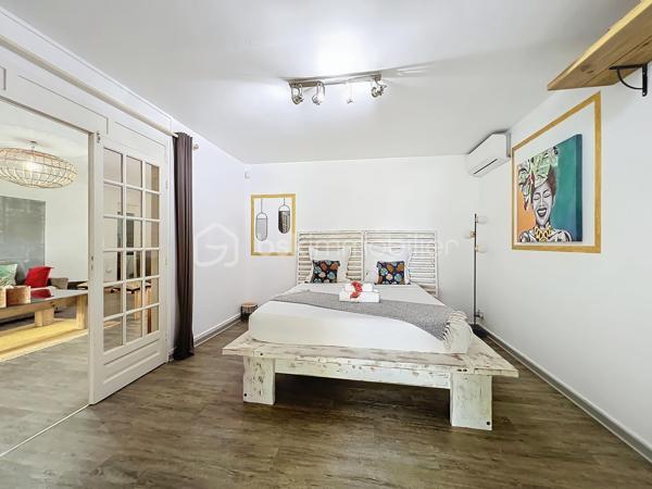 Delphine MIRANDA pour BSK Immobilier 

Un véritable écrin de sérénité à quelques minutes du bourg et des plages de Saint François.
Découvrez ce magnifique appartement T3 de 68 m2 (surface Carrez) offrant 125 m2 de surface totale , situé en rez-de-jardin d'une villa de standing au sein d'une petite copropriété de 4 lots.

Dès l'entrée vous serez séduit par sa décoration élégante et soignée, ses volumes agréables et son atmosphère chaleureuse.
L'appartement se compose d'une entrée, d'une cuisine aménagée et entièrement équipée ouverte sur un lumineux espace de vie, de deux chambres climatisée, dont l'une bénéficie d'un accès direct à la terrasse, ainsi que d'une salle d'eau avec douche et wc.

Les extérieurs sont pensés pour profiter pleinement de la vie antillaise :  le véritable coup de coeur réside dans ses beaux espaces privatifs, parfaitement intégrés à un environnement tropical luxuriant.
Vous profitez d'une terrasse couverte aménagée de 21 m2 prolongée par un deck de 32 m2 sous pergola, offrant une agréable perspective sur le jardin paysager et permettant de rejoindre directement la piscine.
Au coeur de cette végétation généreuse, la propriété dispose d'une piscine au sel de 5 x 5,50 m avec son solarium , accompagné d'une douche extérieure et d'un carbet détente idéal pour créer un espace supplémentaire dédié au repos et aux loisirs.
Le jardin soigneusement paysagé, accueille une belle diversité créant une ambiance intimiste et particulièrement apaisante.

Les prestations qui font la différence : 

- appartement vendu meublé clé en main 
- 68 m2 Carrez 125 m2 de surface totale 
- terrasse couverte de 21 m2
- deck de 32 m2 sous pergola 
- piscine au sel avec solarium et douche extérieure 
- jardin tropical paysager
- une place de stationnement privative 
- citerne tampon pour pallier aux coupures d'eau 
- chauffe-eau solaire 
- petite copropriété de 4 lots 
- DPE G / étiquette énergétique classe A 

Situé dans un secteur résidentiel calme et recherché tout en restant proche du bourg de Saint François, des commerces et des magnifiques plages de la commune, cet appartement constitue une adresse idéale aussi bien pour une résidence principale que pour une résidence secondaire ou un investissement locatif.

Un bien rare alliant confort, élégance et douceur de vivre tropicale, dans un environnement privilégié.
A découvrir sans tarder ! 

Pour plus d'informations, merci de privilégier l'appel ou sms whatsapp , demandez la vidéo ou positionner une visite.